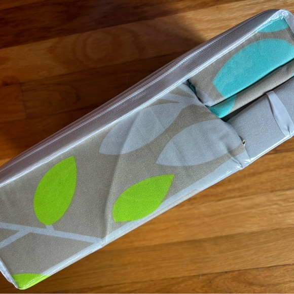 🌱 Leaf Design Queen Sheet Set with 4 Pillowcases 🌱 - Picture 4 of 7